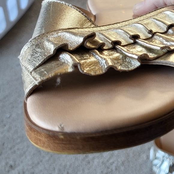 Mercanti Fiorenti Italian Gold Ruffled Slip On Sandals Size 10 - Picture 9 of 10